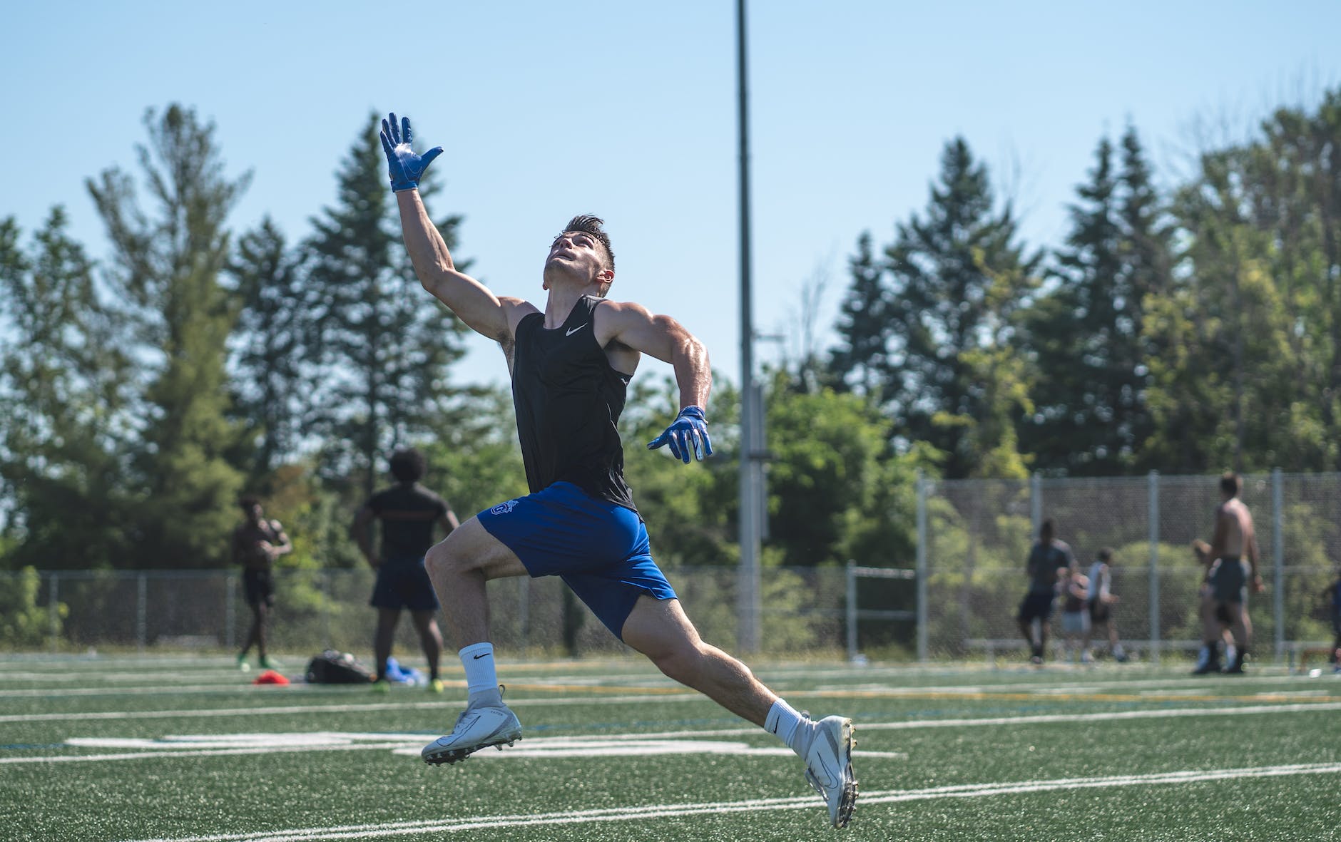 shallow focus photo of man playing american football